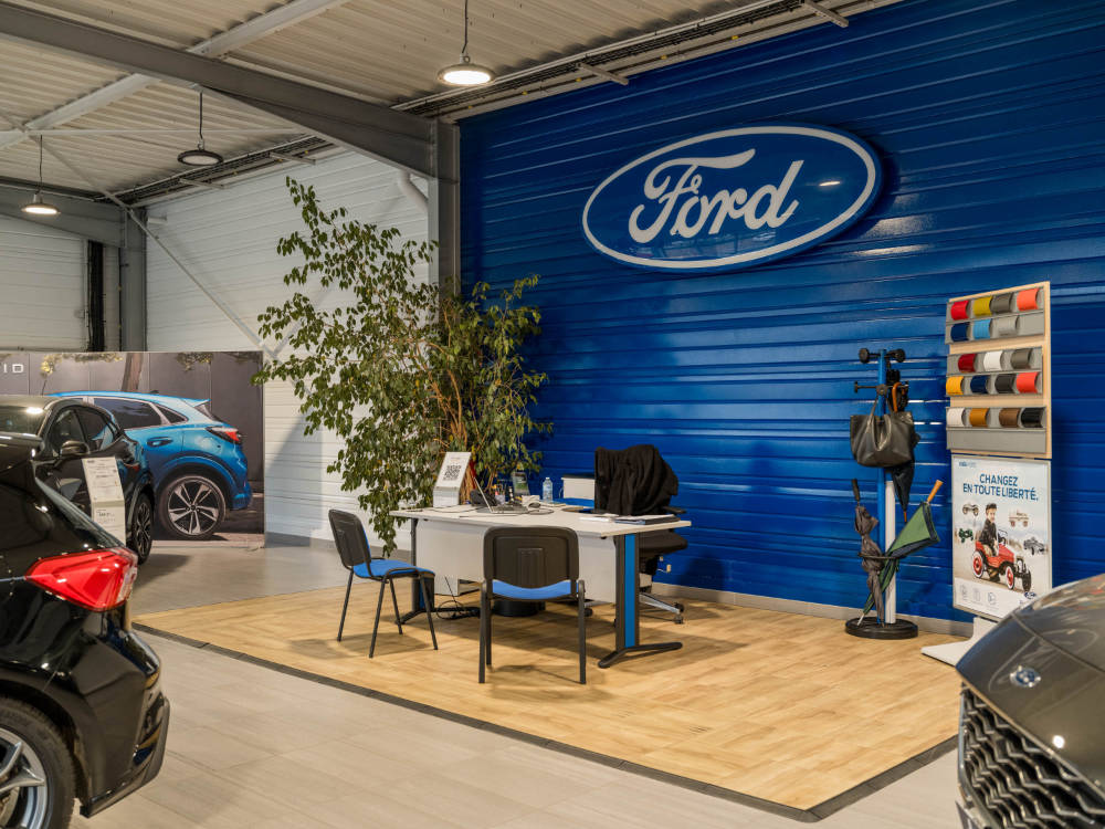 Intérieur de la concession Ford Suzuki Bernay, côté Ford