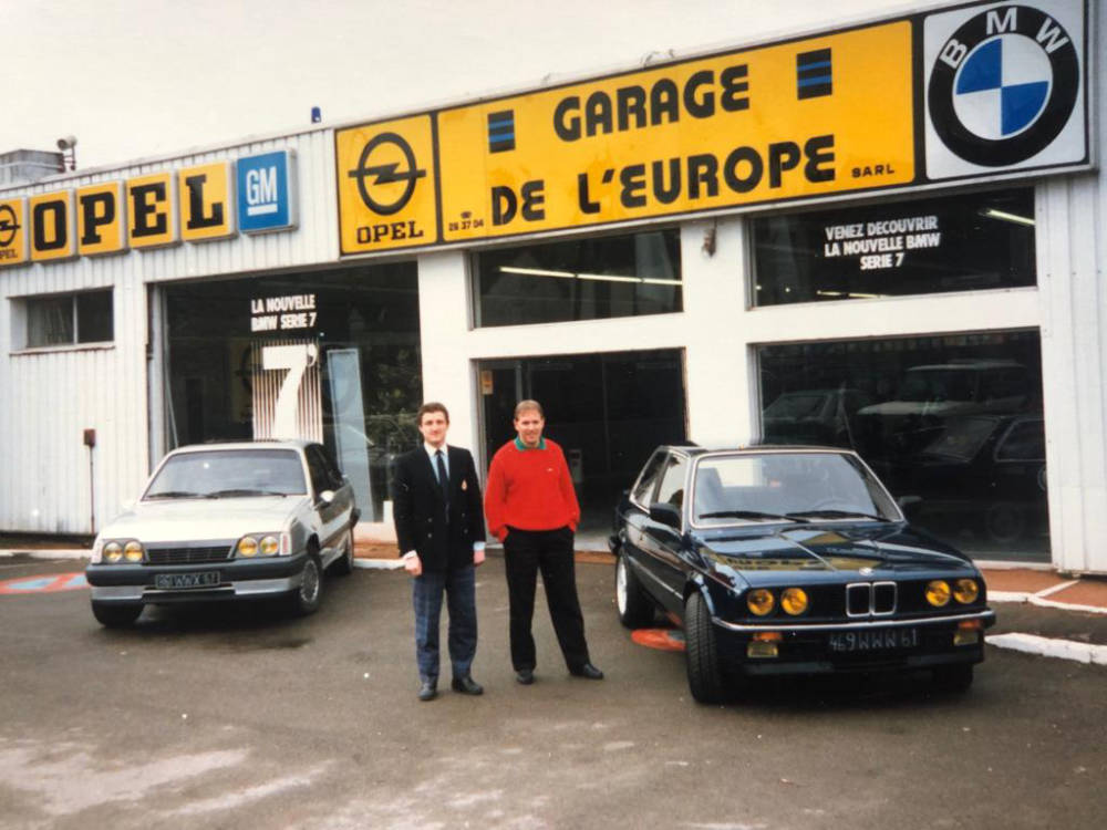 Photo de Frédéric et Georges devant la concession Opel & BMW en 1982