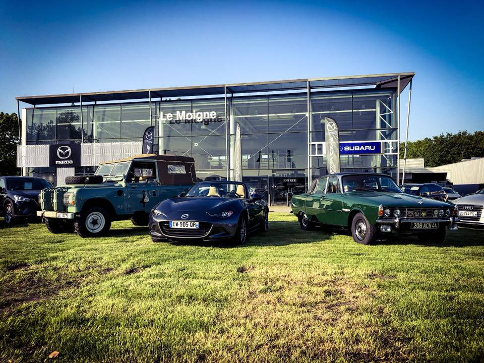 Devanture de la concession de Mazda Nantes avec en premier plan des voitures de marque Mazda