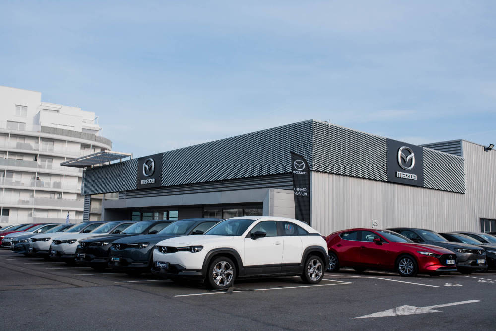 Concession Mazda à Rennes avec en premier plan des Mazda en bataille